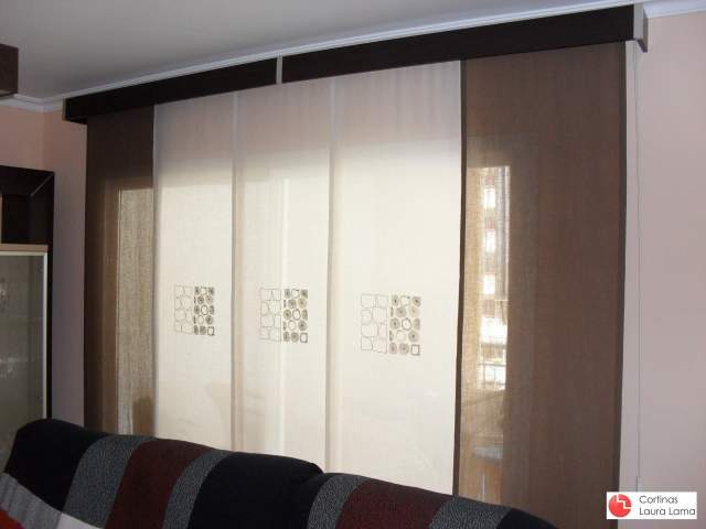 Paneles bordados con laterales lisos y galería de madera wengué